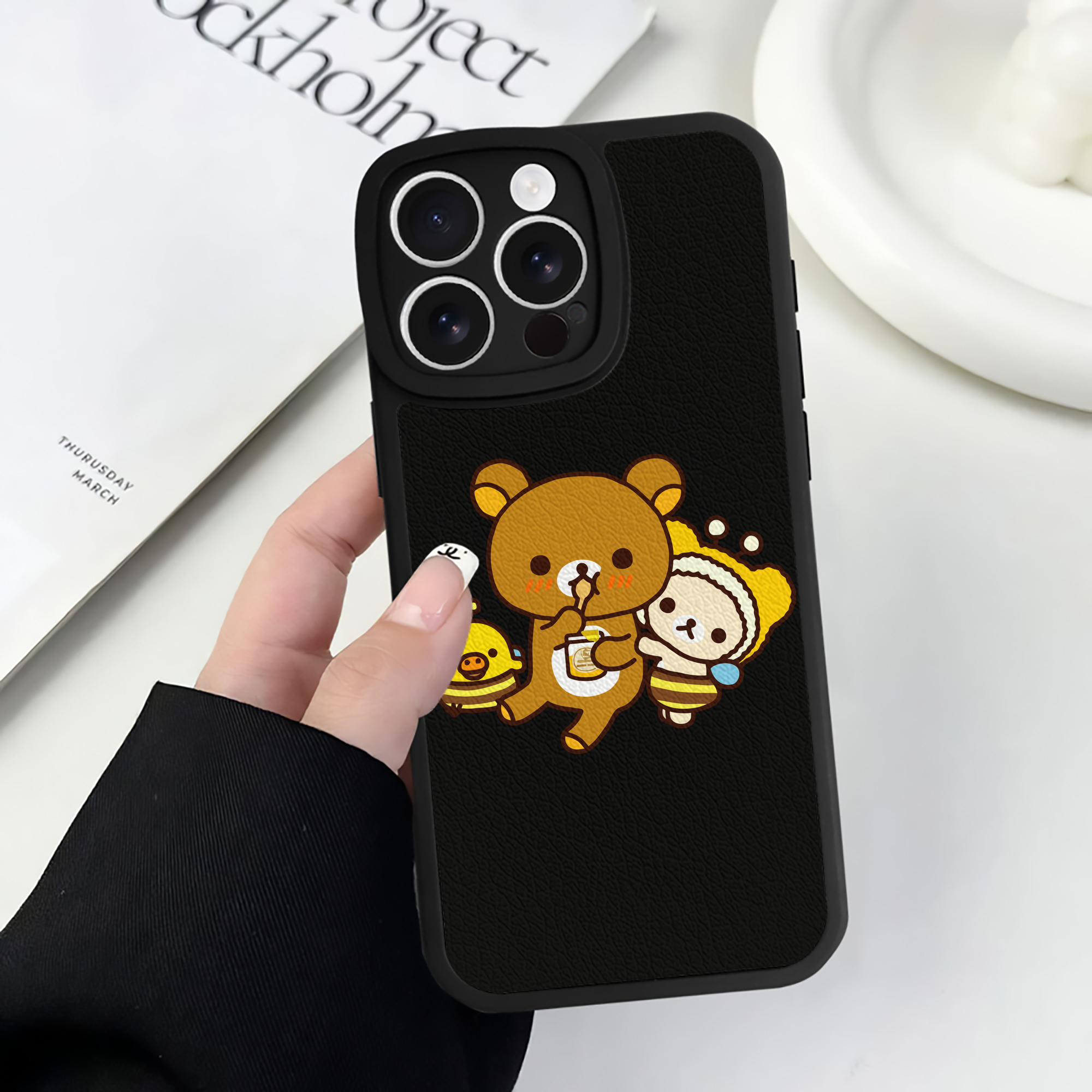 （画像用） リラックマ リラックマ キイロイトリ Rilakkuma Korilakkuma Kiiroitori 【iPhone 16シリーズ対応】シリコンスマホケース（レザー調） 材質：シリコン
